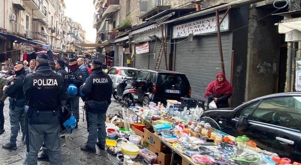 Napoli, controlli in massa al mercato del borgo Sant'Antonio Abate: multe e sequestri