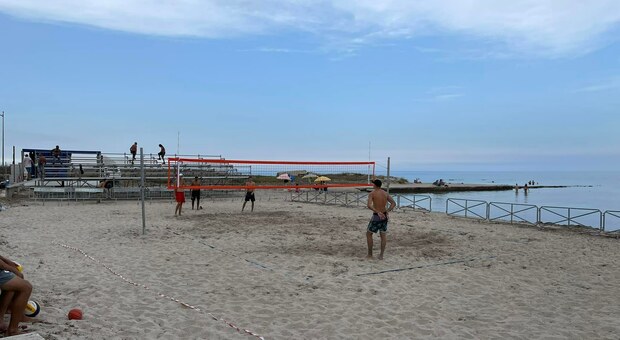 Torneo di beach volley a San Cataldo: atleta ferita ad un piede da un chiodo. Scoppia la polemica politica
