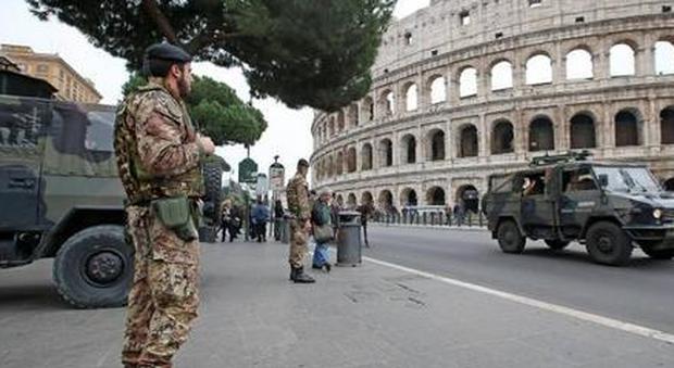 Allarme terrorismo a Roma, caccia a un tunisino: «C'è il rischio di attentati»