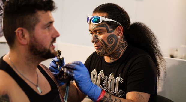 Tattoo mania a Napoli: tutti in fila alla alla Mostra d’Oltremare