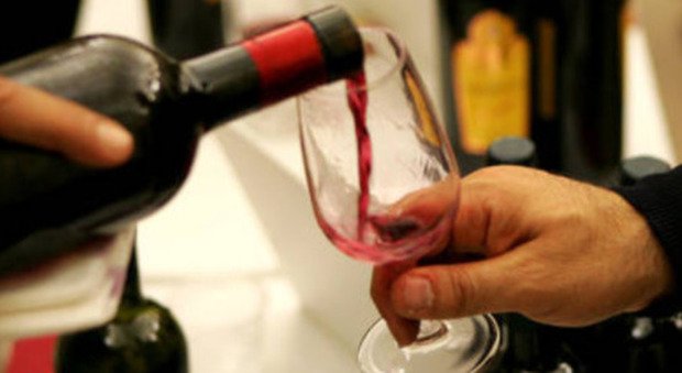 «Cianuro nell'acqua e nel vino», aziende italiane minacciate dagli hacker: «30 mila euro o avveleniamo le bottiglie»