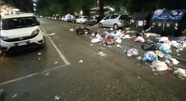 Rifiuti sparsi in strada «dai vandali»: denuncia a Roma, indagini dei vigili in zona Villa Gordiani