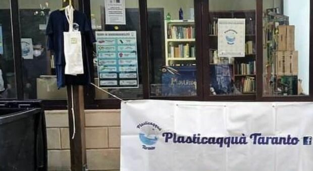 «Voi portateci i rifiuti, noi vi regaleremo libri». A Taranto la campagna di Plasticaqquà