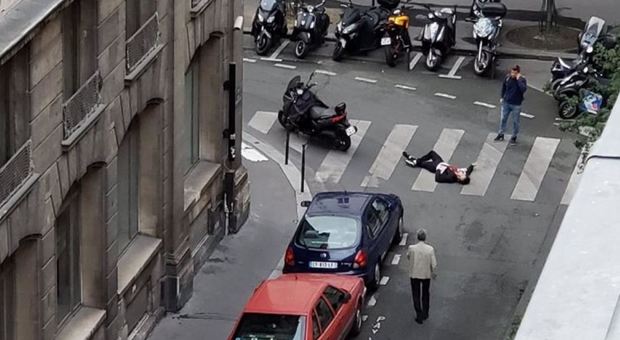 Paura a Parigi, passanti accoltellati: un morto e 4 feriti. Assalitore ucciso