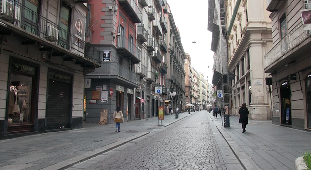 Napoli zona rossa, strade deserte e pasticcerie aperte: «Ma siamo pronti a chiudere»