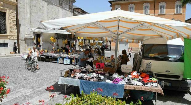 Il mercato in piazza Roma