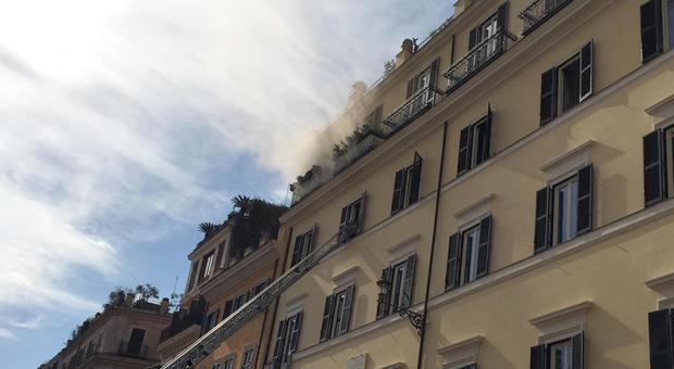 Brucia l'hotel extralusso: paura a Piazza di Spagna