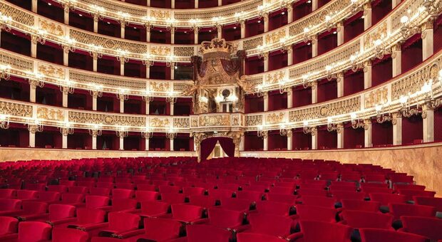 Teatro San Carlo in cassa integrazione: doccia fredda per i trecento dipendenti