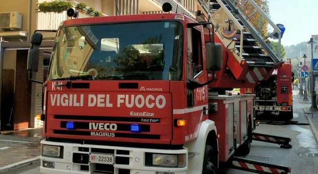 Scoppia l'incendio in mansarda a Pesaro, il proprietario chiama i pompieri: paura tra i residenti