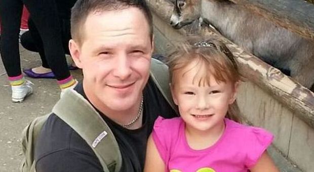 Uccide di botte la figlia di 4 anni: aveva chiesto ​l'affidamento solo per il contributo statale