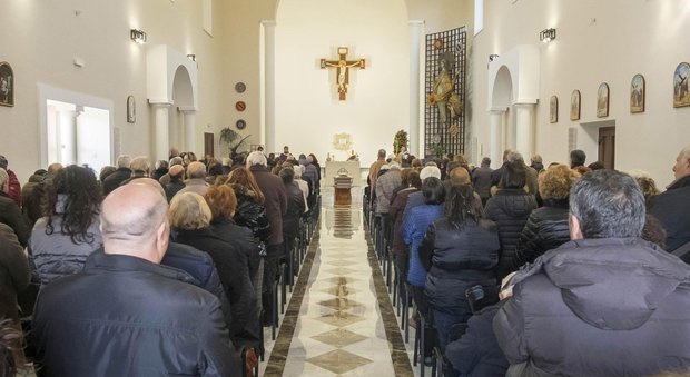Frosinone, accusato di abusi sulla figlia: soltanto una corona al funerale del padre suicida