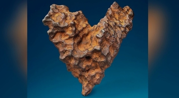 La casa de subastas Christie's está subastando un meteorito en forma de corazón al que ha bautizado como "El corazón del espacio". Un original regalo para el día de