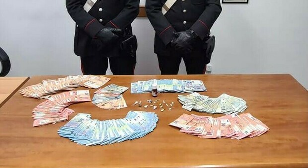 Eroina, cocaina, marijuana e 10.000 euro: arrestato fruttivendolo a Giffoni