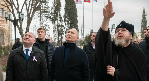 Putin a Mariupol, la città simbolo della resistenza ucraina: «Visita di lavoro». Poi il vertice militare a Rostov sul Don