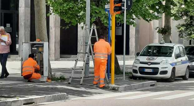 L'attivazione del semaforo in via Unità d'Italia