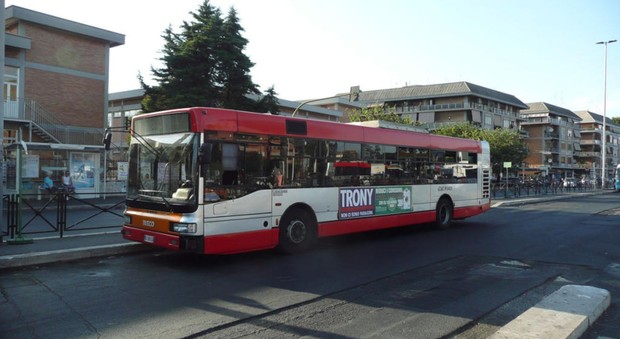 Roma, minaccia l'autista, prende a calci il bus e si denuda: arrestato 22enne