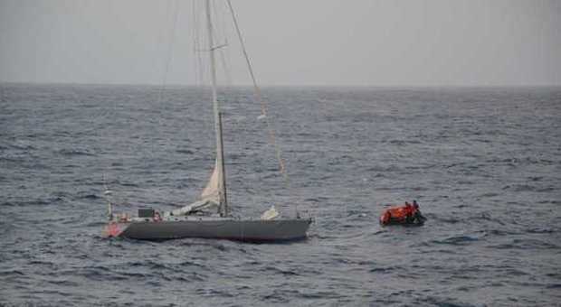 Nave da crociera salva 8 naufraghi di una barca a vela travolta dalle onde in Atlantico