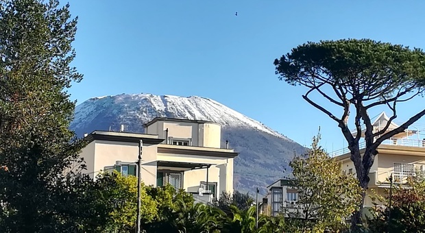 Napoli nella morsa del gelo: Vesuvio innevato e temperature in picchiata
