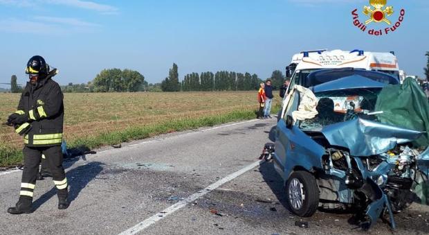 Frontale tra auto sulla strada statale 12 a Pellegrina: un morto e due feriti