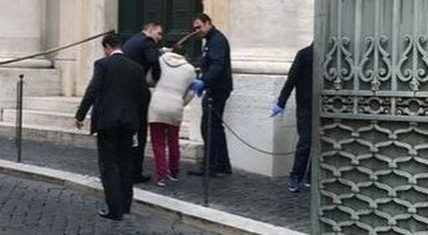 Guardia Svizzera acceca con spray urticante una passante con cagnolino