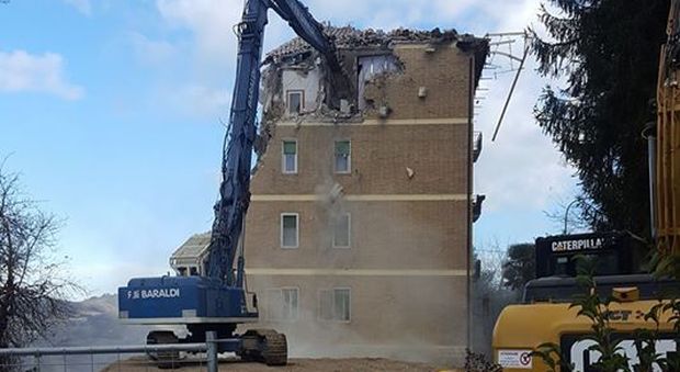 Camerino, iniziata la demolizione del palazzo simbolo del sisma