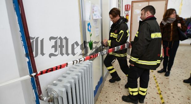 Sopralluogo dei Vigili del fuoco alla scuola Frezzotti Corradini, chiusa un'aula del plesso di via Quarto
