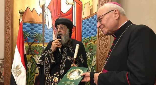 Il Papa copto ortodosso Tawrodos II con il vescovo di Viterbo Lino Fumagalli