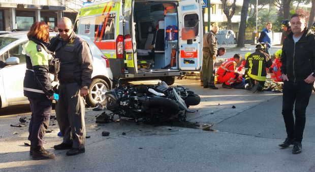 Il tremendo schianto auto e moto a Lignano