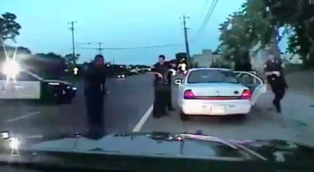 Usa, afroamericano ucciso da un poliziotto: il video choc in diretta su Facebook