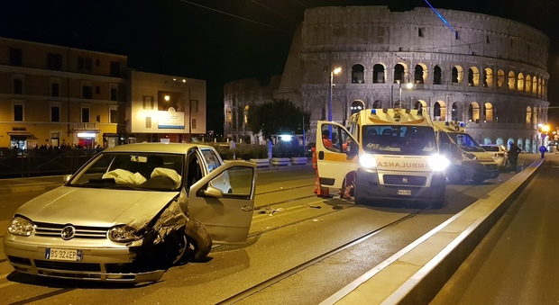 Roma, maxischianto davanti al Colosseo: due feriti