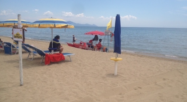 Pochi ombrelloni sulla spiaggia di Vindicio