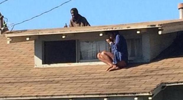 Un intruso in casa, lei si nasconde sul tetto. Il terrore della ragazza nelle foto su Twitter