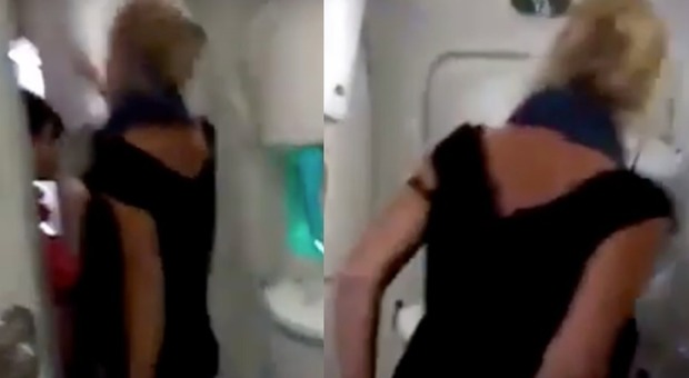 Ubriaca sul volo impazzisce contro l'equipaggio: «Sono un avvocato». Poi gli insulti razzisti VIDEO
