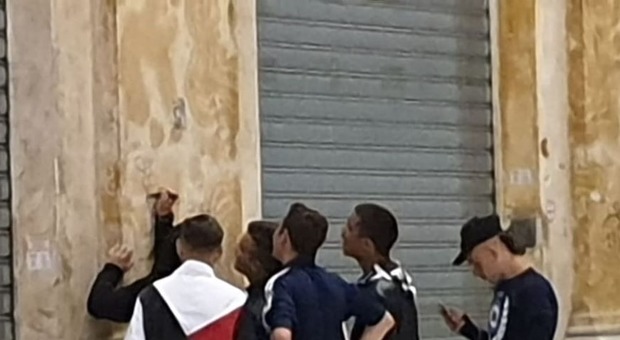 Napoli, la Galleria Umberto sfregiata dai vandali a Pasquetta
