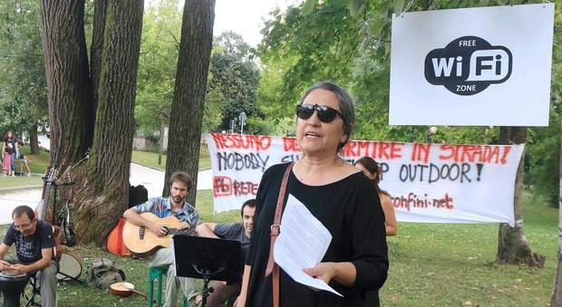 I profughi protestano al parco contro il Comune: «Ridateci il wi-fi gratis»