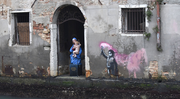 La Madonna dell'acqua lurida a fianco del murale di Banksy