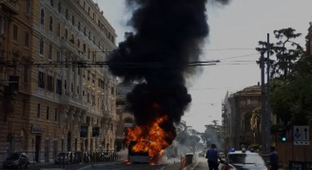Roma, un altro bus Atac in fiamme: paura in viale Regina Margherita