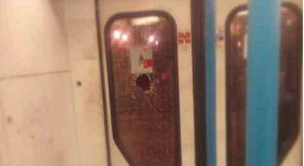 Roma-Lido, lanciano sassi contro un treno e rompono un finestrino: passeggera sfiorata