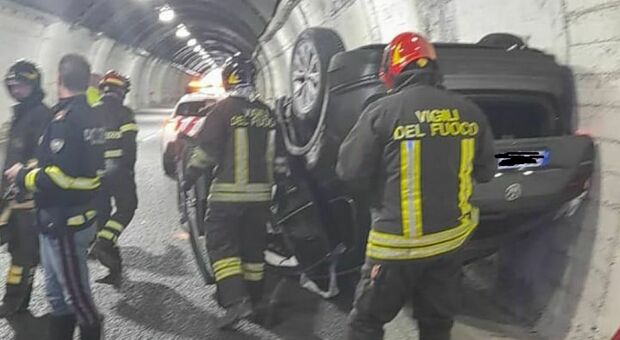 Roma, incidente sulla A12 per Civitavecchia: auto si ribalta nella galleria. A bordo madre, padre e bimbo di un anno