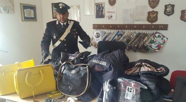 Vendeva borse contraffatte al mercato: multa da 5.600 euro e arresto per un ambulante