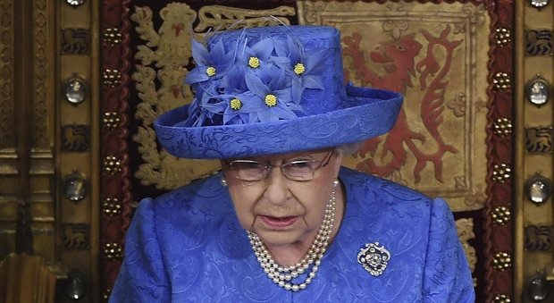 Londra, nei giorni di Brexit il cappello di Elisabetta II ricorda l'Unione europea, scattano i commenti