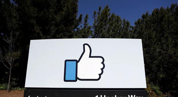 Facebook down alle 13.30, tornato operativo. E non si arresta lo scandalo privacy
