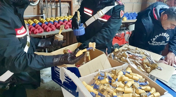 Blitz antidroga a Pompei, ma i carabinieri nel garage trovano 616 bombe artigianali