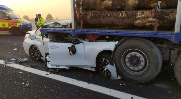 Incidente in A4, non si accorge del Tir fermo e muore schiacciato: l'Audi finisce sotto il rimorchio
