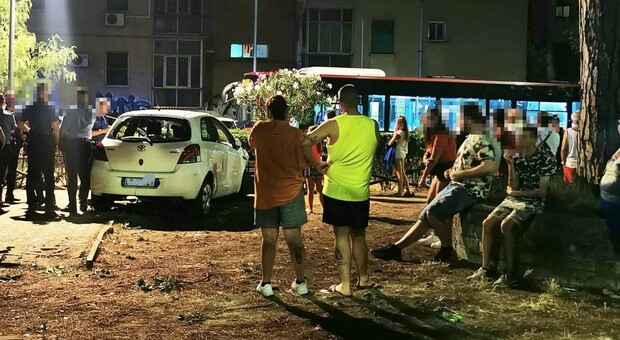 Auto a folle velocità piomba nel giardino vicino ad anziani e bambini: l'uomo alla guida tenta la fuga e rischia il linciaggio: salvato dai carabinieri