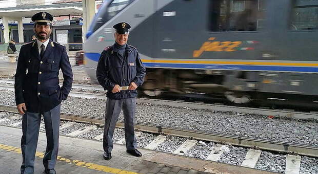 Foligno, «Sono il capo dei treni d’Italia, non pagate i biglietti»: 20enne denunciato dalla polizia ferroviaria