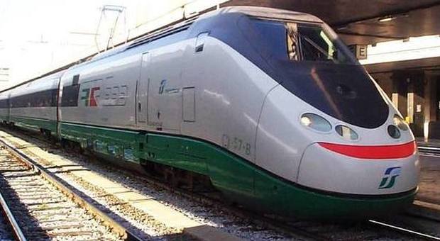 Roma, uomo 46enne si getta sotto un treno Alta Velocità e muore: ritardi su tutta la linea