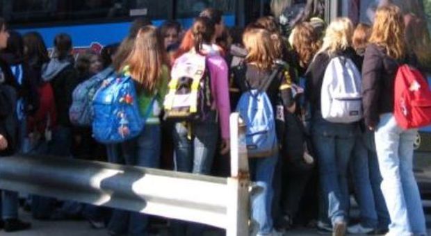 Palpeggiava le studentesse sui bus diretti alle scuole: arrestato 42enne
