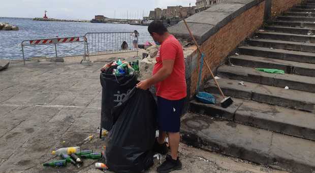 Fase 2, lungomare di Napoli più sporco: pulizia straordinaria dei volontari