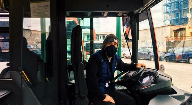 Napoli: «Mi hanno aggredito e sputato addosso perché avevo chiesto di indossare la mascherina sul bus»